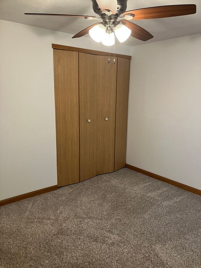 Building Photo - 38 Meadowview Terrace