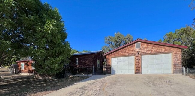 Building Photo - 2 Bedroom On Nicely Sized Lot