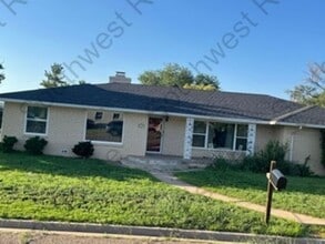 Building Photo - Beautiful 3 bedroom 2 bath brick home