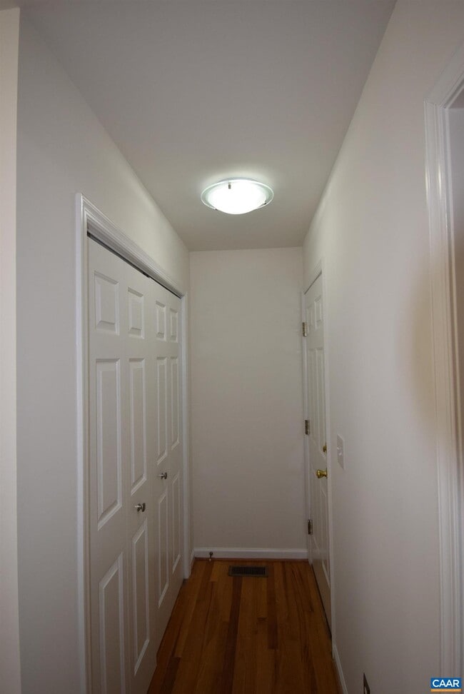 Building Photo - 19 Woodlawn Dr