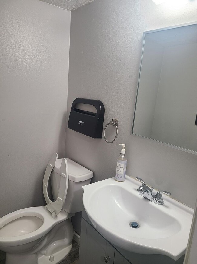 Building Photo - 17th St 6 Plex