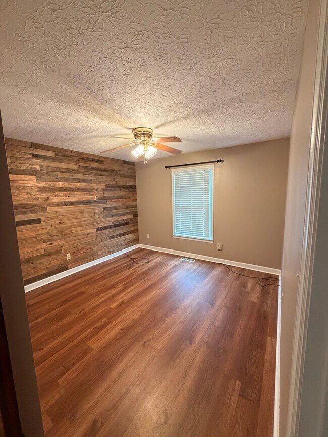Building Photo - 3BR Home | Granite Kitchen | Fireplace | Deck | Fenced Yard