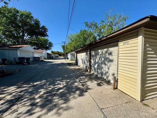 Building Photo - 5905 N 66th St