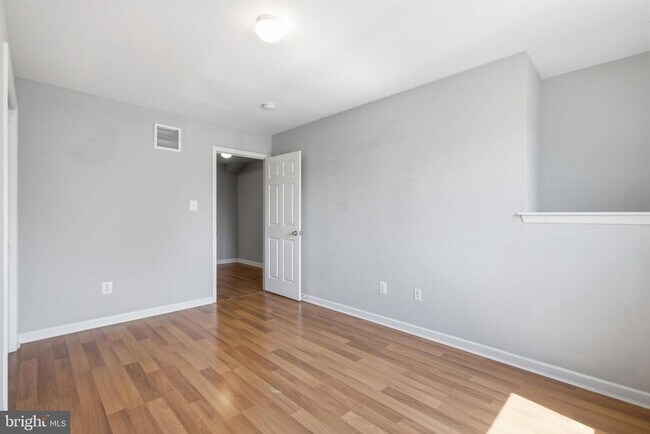 Building Photo - 27 Darien Way