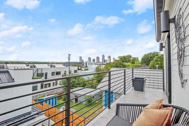 Building Photo - 2005 E 8th St