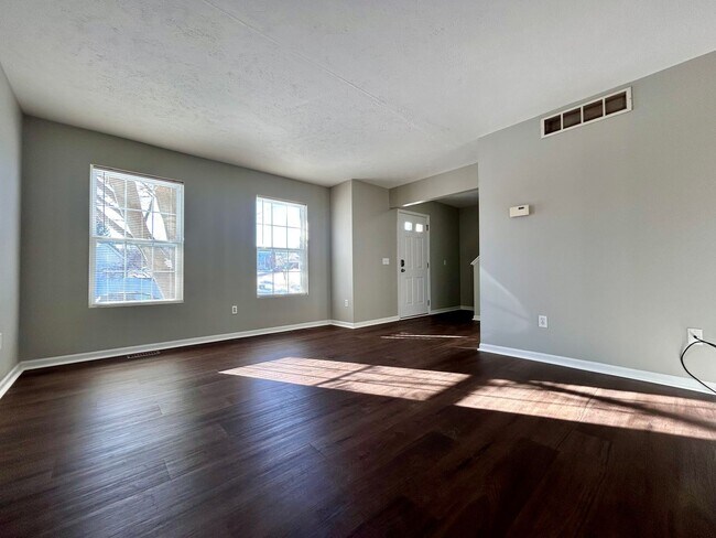 Building Photo - 3 Bedroom Home in Forest Hills Schools!