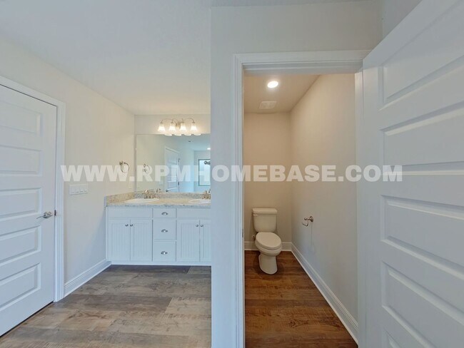 Building Photo - 5820 Crestlake Dr