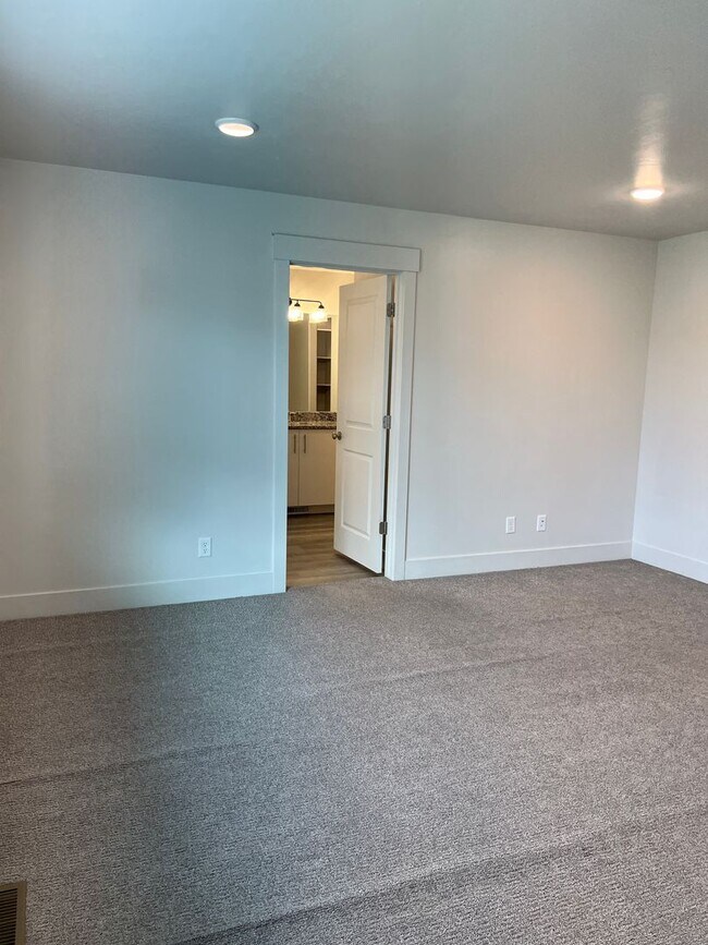 Building Photo - Beautiful 3 Bed, 2.5 Bath Townhome in Summerfield Subdivision | $1,995/month