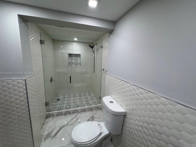 Building Photo - 15011 Coconut Ct