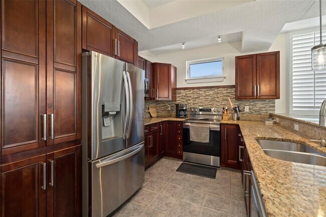 Building Photo - 435 S Oregon Ave