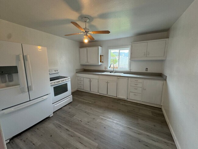 Building Photo - 3 bedroom house with a guest house