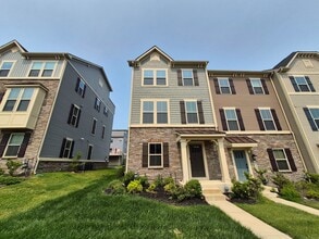 Building Photo - BEAUTIFUL END UNIT TOWNHOME IN NEW MARKET