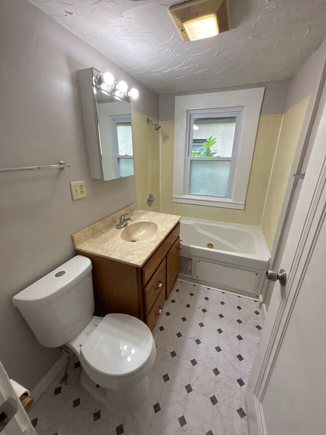 Building Photo - Beautiful 3 bedrrom 1 bathroom House in Minneapolis!