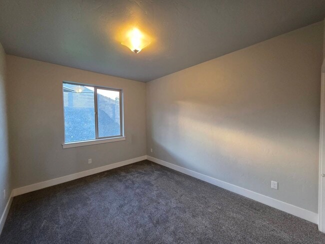 Building Photo - 584 Thebes St