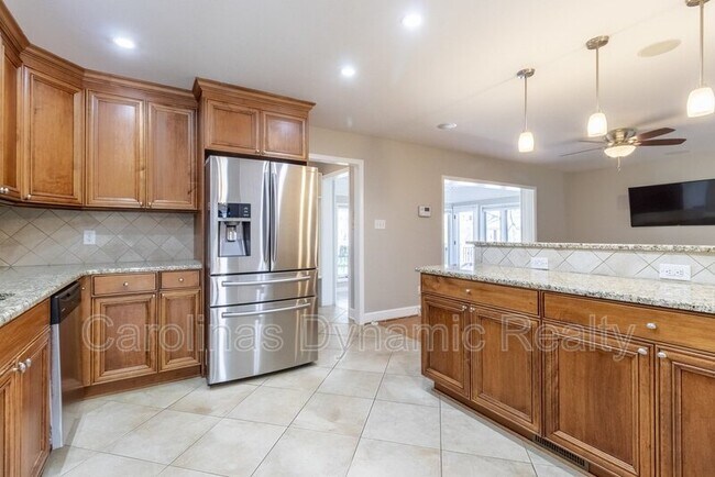 Building Photo - 6618 Castlegate Dr