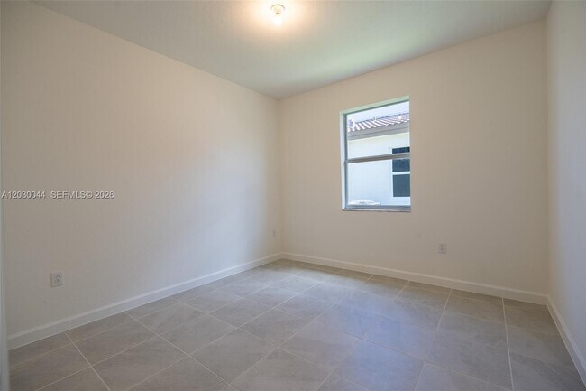 Building Photo - 2988 SE 25th Ave