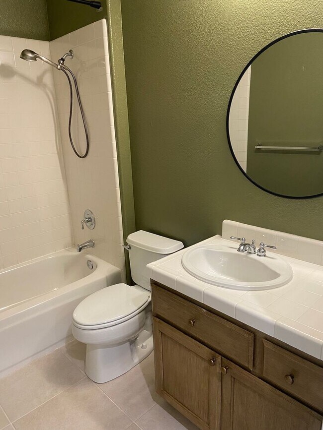 Building Photo - East Roseville - Near Olympus Point - 3 Bdrm, 2 Bath