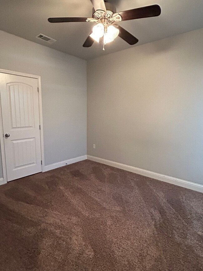 Building Photo - Beautiful Townhome