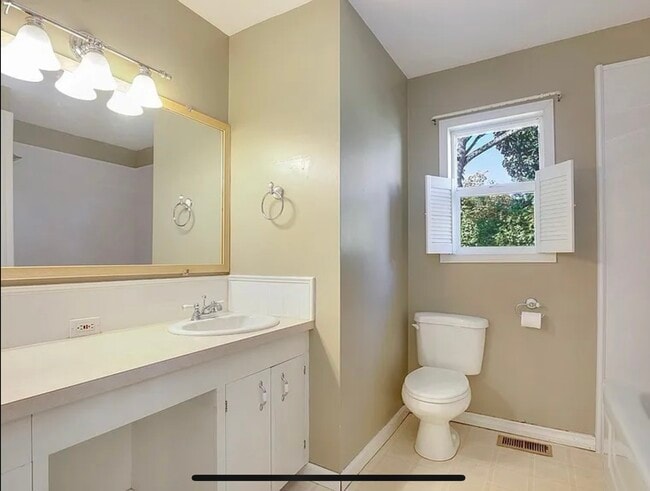 Building Photo - 1005 NE Newall Rd