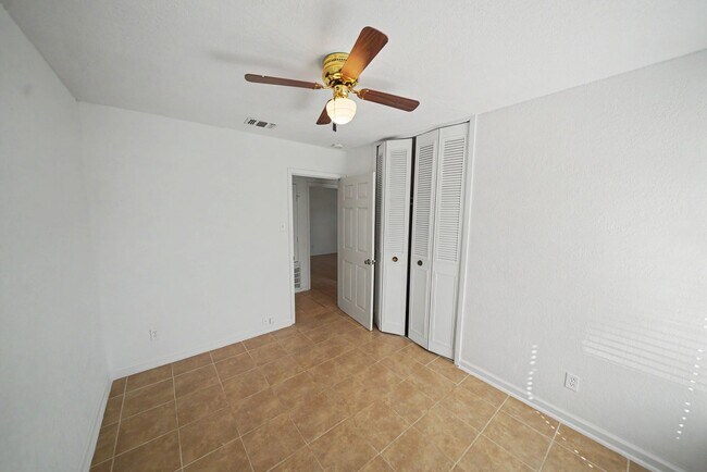 Building Photo - 823 Straight Ln