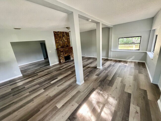 Building Photo - HUGE Dade City 3BR/1BA/1 Car Garage Home w/Tons of Living Area! NO APPLICATION FEE!