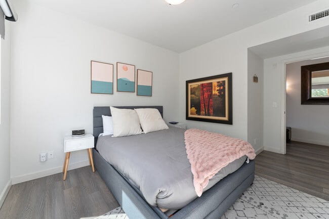 Building Photo - 2220 W Woodin Ave