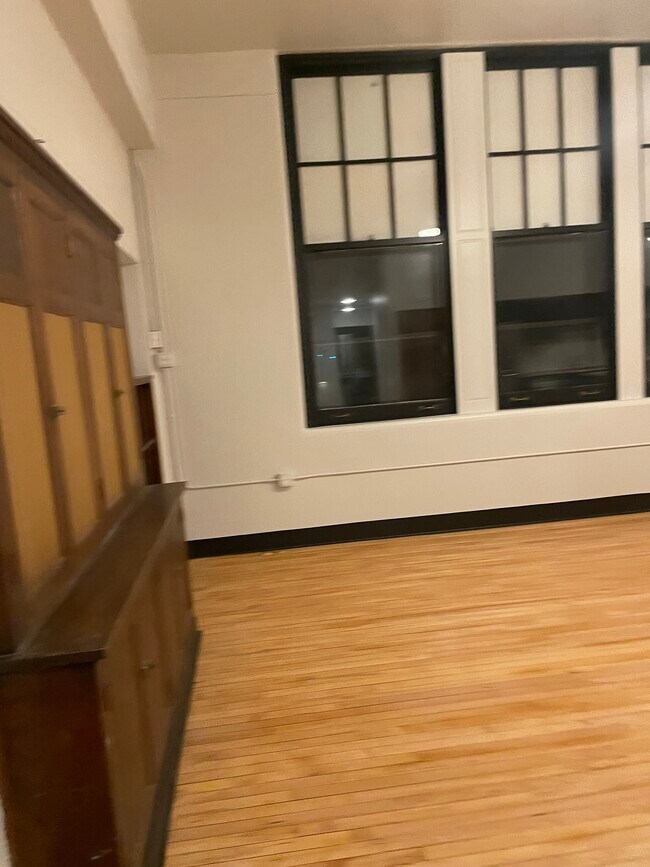 Building Photo - Central Square