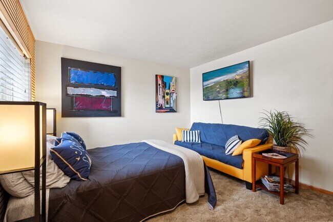 Building Photo - Upper Level of Beautiful Home