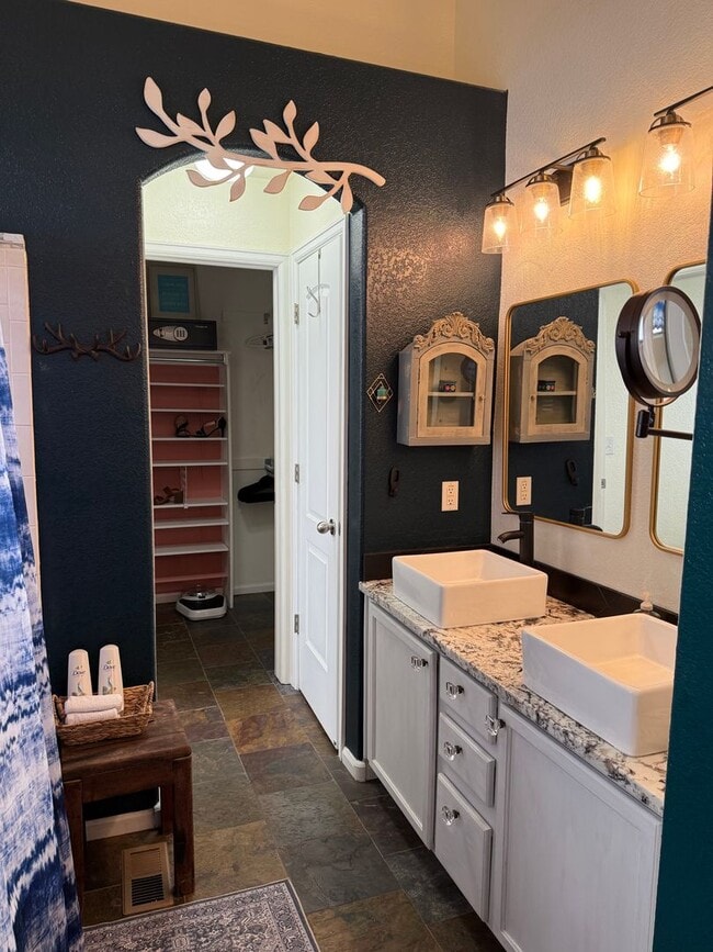 Building Photo - Beautiful Furnished 3 Bedroom/2.5 Bathroom Single Family Home with Flexible Lease terms.