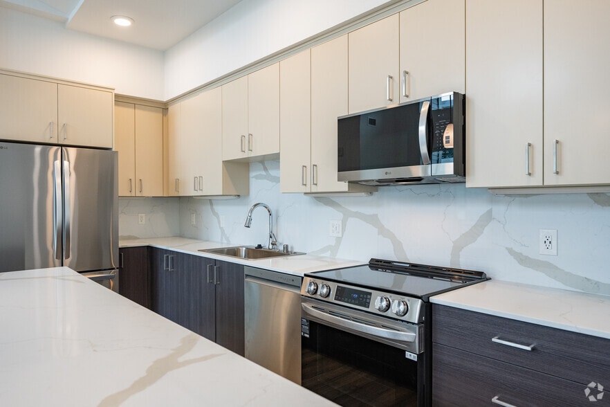 2BR, 2BA - 1,110SF - Kitchen - Ventana on First