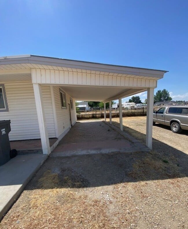 Building Photo - Home With Shop & Pasture!