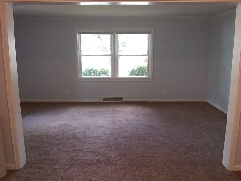 Large family room - 525 25th St