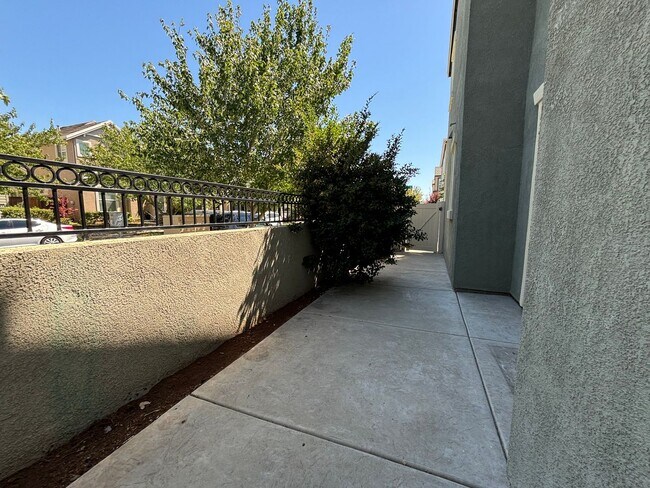 Building Photo - Spacious 4 Bedroom, 3 Bath Home with Bonus Room, 2 Car Garage in Westpark Village!