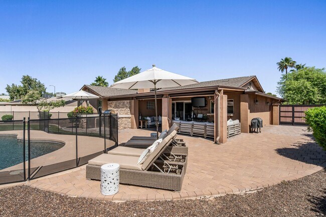 Building Photo - **STUNNING 3 BEDROOM/2 BATHROOM FULLY RENOVATED HOME IN SCOTTSDALE!! (THUNDERBIRD & 52ND ST)**