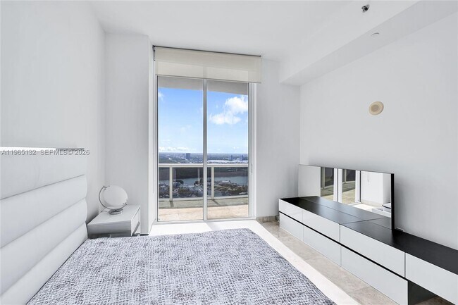 Building Photo - 16001 Collins Ave