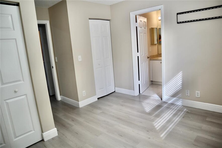 Building Photo - 8656 S Southgate Shores Cir