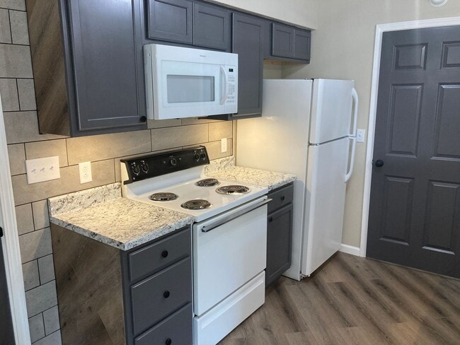 Building Photo - Renovated 2 Bedroom Apartment