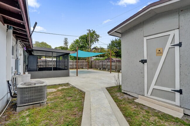 Building Photo - 4670 SW 25th Ave