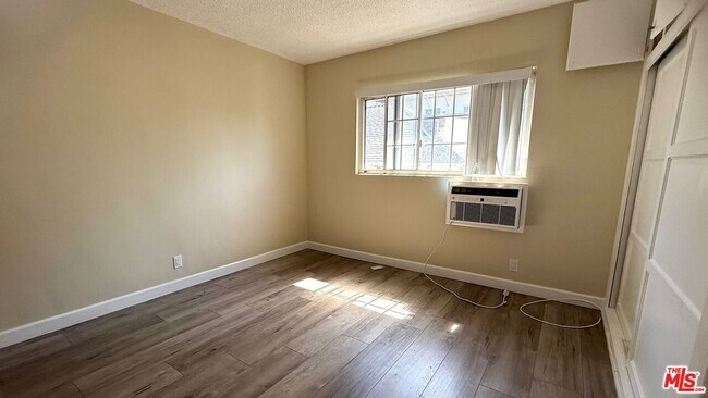 Building Photo - 443 S Wilton Pl