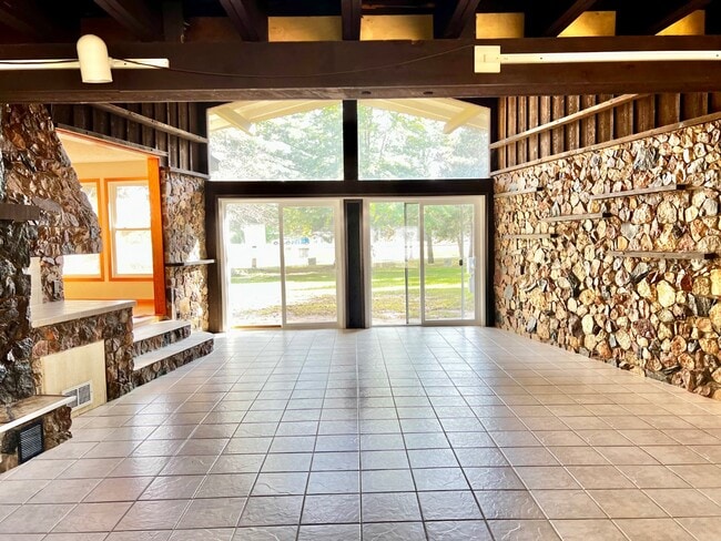 Building Photo - 1047 Oak Dr