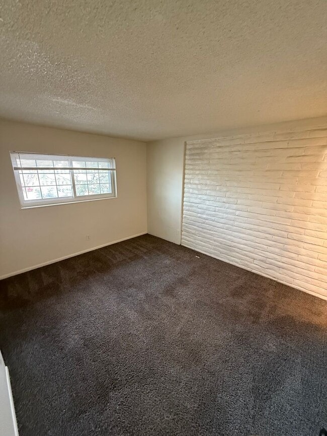 Building Photo - Spacious 3 Bedroom 2 Bathroom Condo in East Denver!