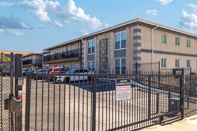 Building Photo - 2401 Manor Rd