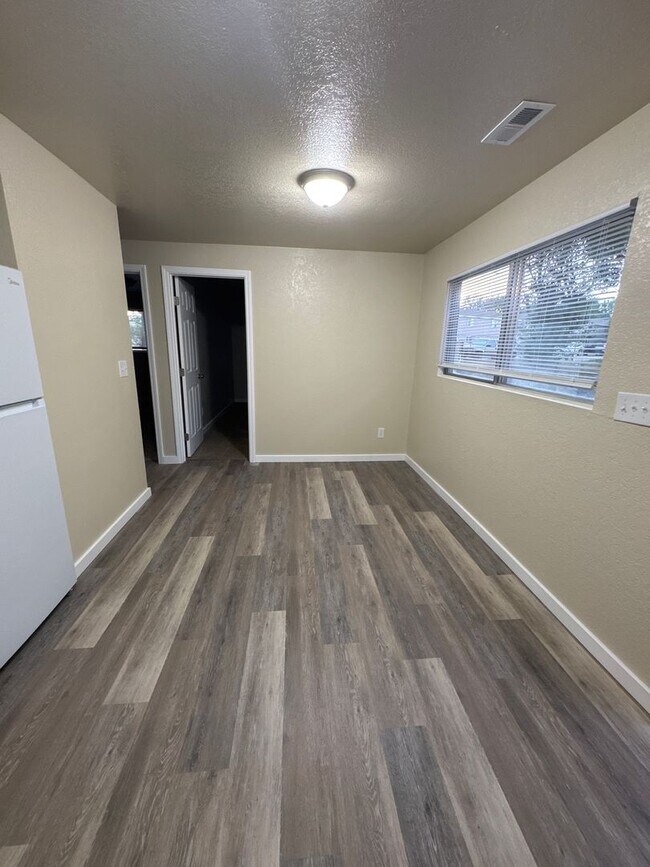 Building Photo - 75 E 860 S