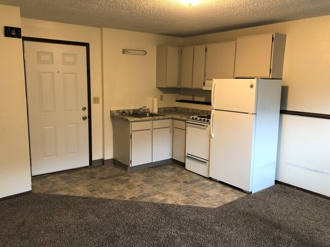 Building Photo - Convenient Location and Comfortable Living