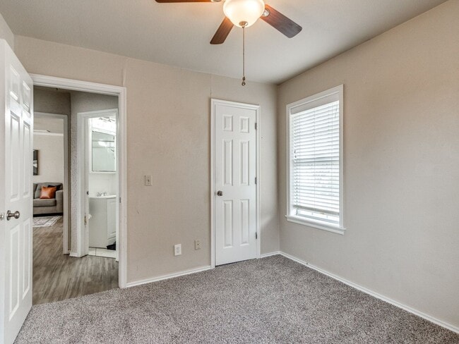 Building Photo - 3 bed 1 bath updated with beautiful garage...
