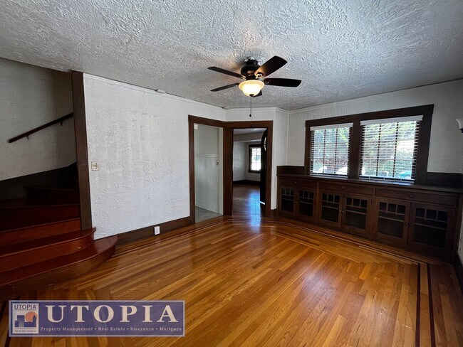 Building Photo - Charming 3 Bedroom, 1.5 Bathroom close to ...