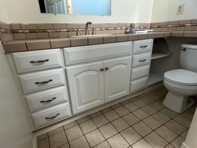 Building Photo - 5 Bedroom, 3.5 Bath, Beautiful 1,856 SQ FT...