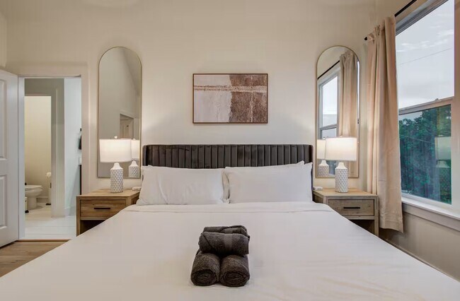 Building Photo - 3311 Daphne St