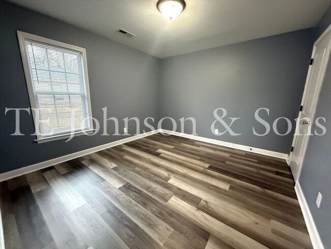 Building Photo - Charming 3 Bedroom Home with Modern Finishes on Dellwood