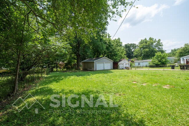 Building Photo - 3038 Highland Dr